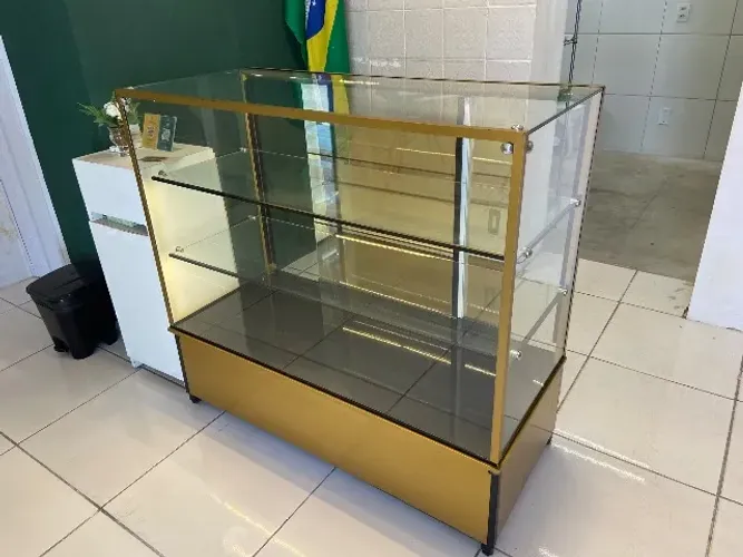Vitrine Natural Dourada Iluminada