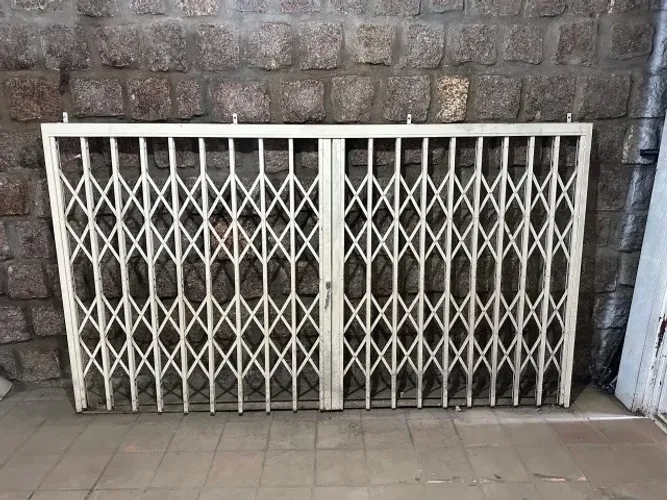 Janela Pantográfica de ferro retrátil com trilho