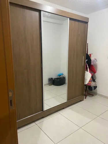 Guarda roupa casal com espelho e portas de correr