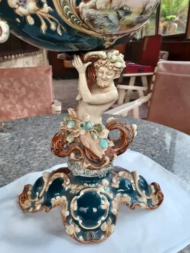 Belo centro de mesa em porcelana.