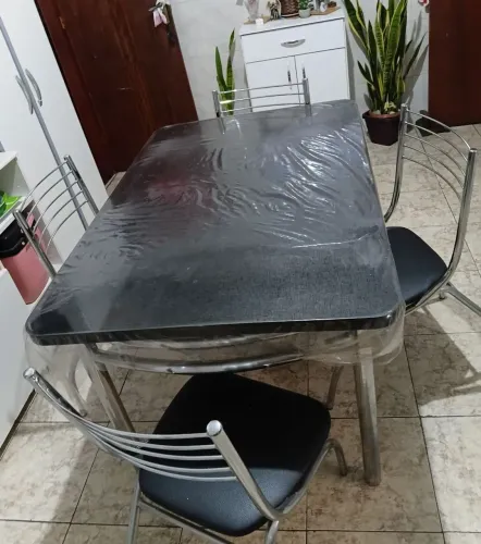 MESA NOVISSIMA PÉS CROMADO...ACOMPANHA 4 CADEIRAS