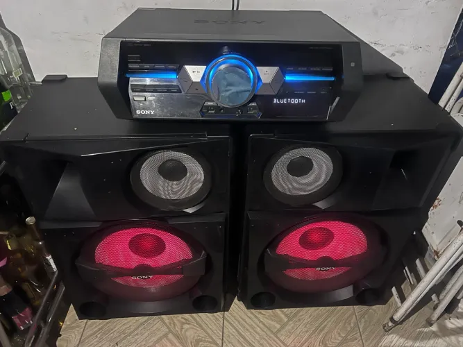 Som Sony funcionando perfeitamente, só precisar mandar fazer os reparos nos médios de 8 