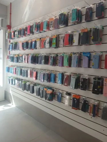 Oportunidade imbatível, lote fechado com +2000 peças películas e capas de celulares.