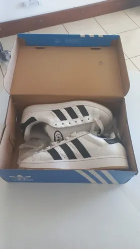 Tênis Adidas Campus 40 na caixa.