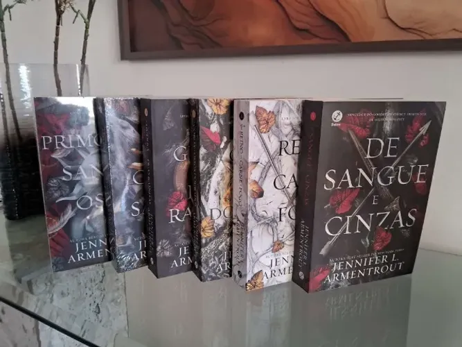 VENDO SÉRIE ?DE SANGUE E CINZAS? (Jennifer L. Armentrout)
