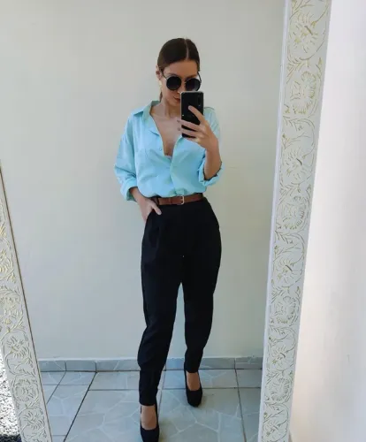 Calça em alfaitaria, modelagem jogger feminina, com cinto