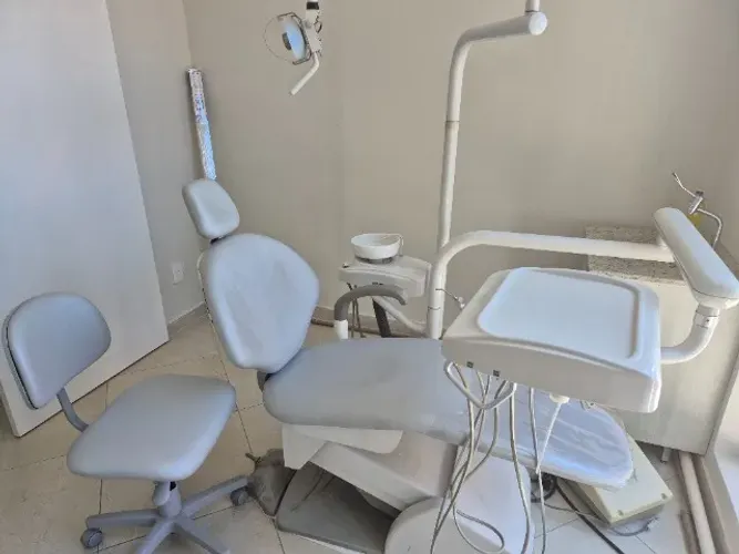 Vendo cadeira odontológica Dabi. Estofamento novos, da cadeira e mocho, sem uso.