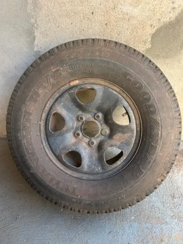 Vendo pneu good year 235/75 R15 valor R$ 350,00 acompanha roda de ferro