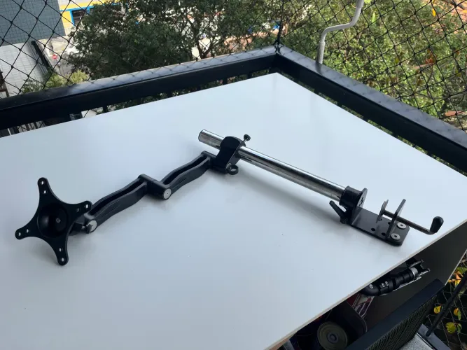 Suporte Articulado de Mesa para Monitor