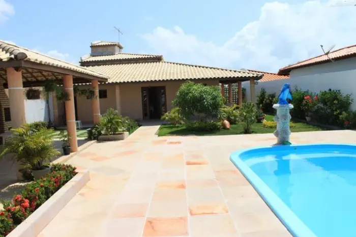 Casa com piscina em Condomínio fechado em Barra de Jacuípe