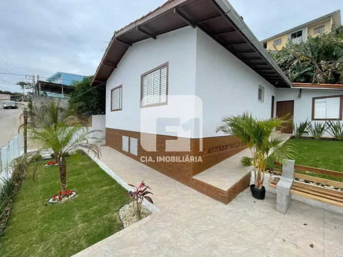 Casa de 3 quartos semi mobiliada na Trindade