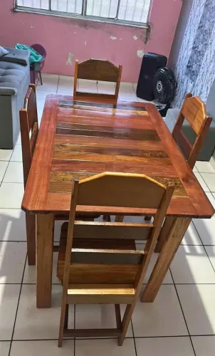 Mesa com 4 cadeiras
