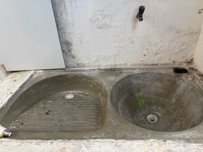 Pia de inox, pia de cimento e janela