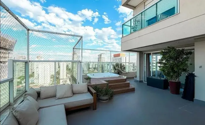 Duplex para aluguel possui 357 metros quadrados com 4 quartos em Cidade Monções - São Paul