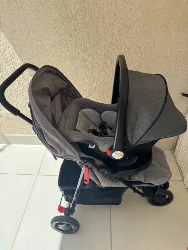 Carrinho de bebê com bebê conforto