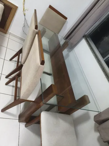 VENDE-SE MESA DE VIDRO COM QUATRO CADEIRAS