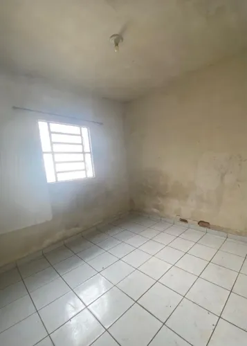 Casa com dois quartos e um banheiro