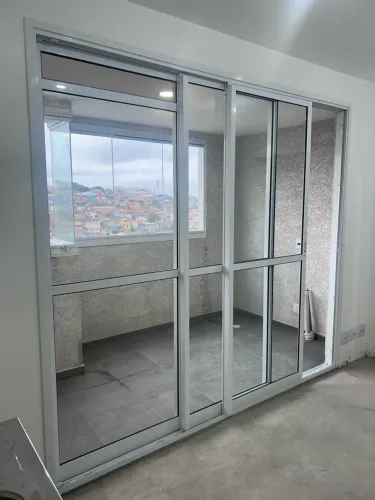 Vende se Porta Balcão