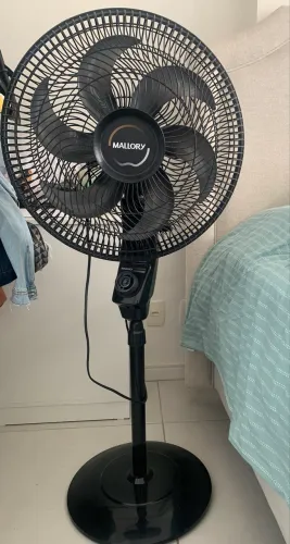 Ventilador de coluna modelo clássico de alta potência com 6 pás e ajuste de altura.