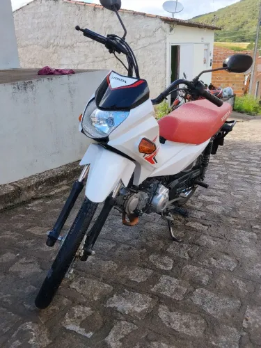 Pop 110i 2025 Branca em dias