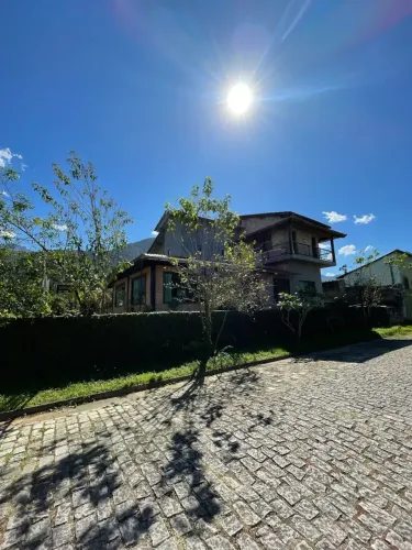 Casa de Alto Padrão com Arquitetura Contemporânea no Condomínio Vale do Rio