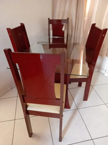 Vendo uma mesa de vidro com6 cadeiras! No valor de R$500 reais