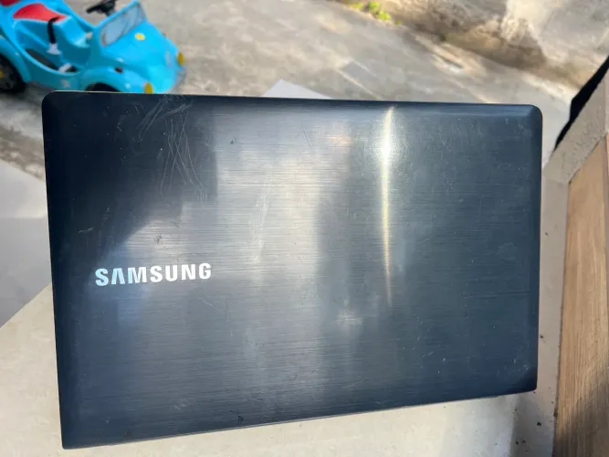 Notebook Samsung, série NP270E5J, e teclado numérico.