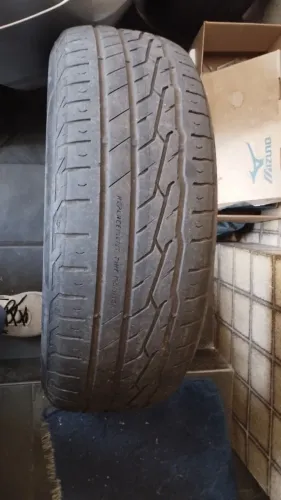 Vendo 2 Pneus 215/65/16 meia vida.