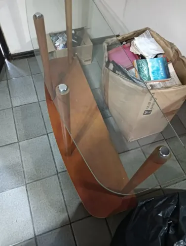 Aparador com tampo de vidro
