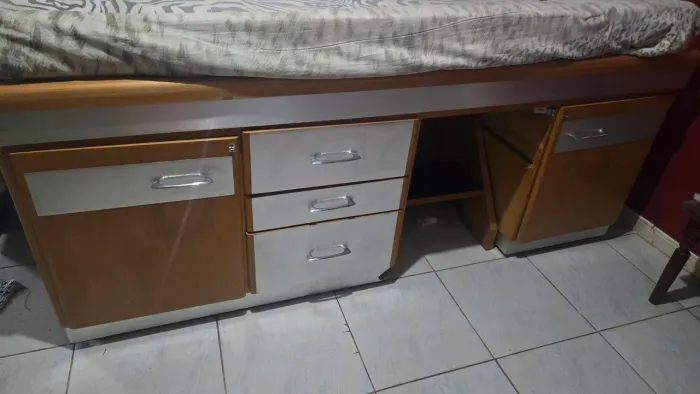 Maca multiuso com armário embutido. 