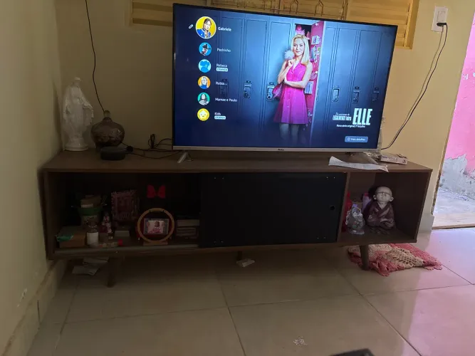 Rack para TV em ótimo estado - Amadeirado com porta deslizante