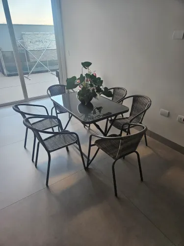 Mesa de vidro com 06 cadeiras metálicas