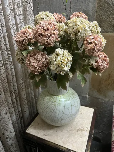 Vaso com flores artificiais 
