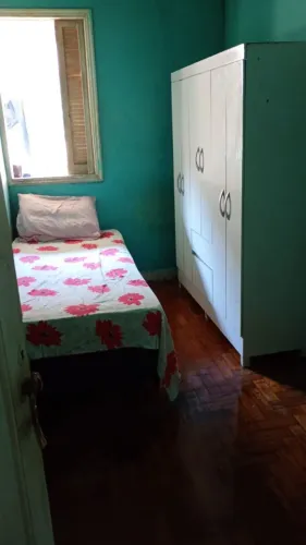 Aluga se quarto mobiliado p rapazes em apartamento