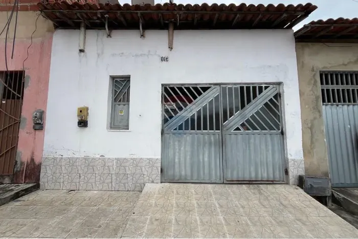 CASA NA PRAÇA SANTA ISABEL COM 3/4 ,OTIMA OPÇÃO