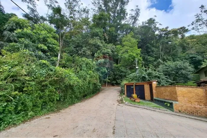 Terreno 100% plano Quebra Frascos, área nobre de Teresópolis.
