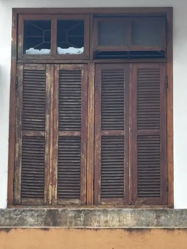 Janela maciça, feita de madeira, em Ipê