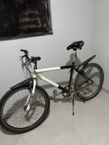 *VENDE-SE* Duas bikes usadas em bom estado.