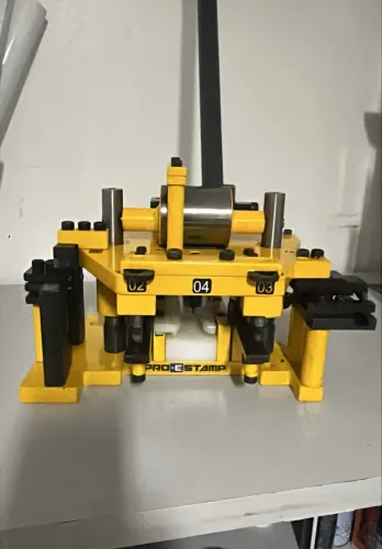Vendo estampo pouco uso valor 6 mil reais