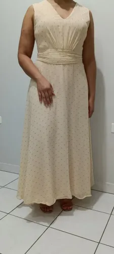Vestido nude com pontos de luz