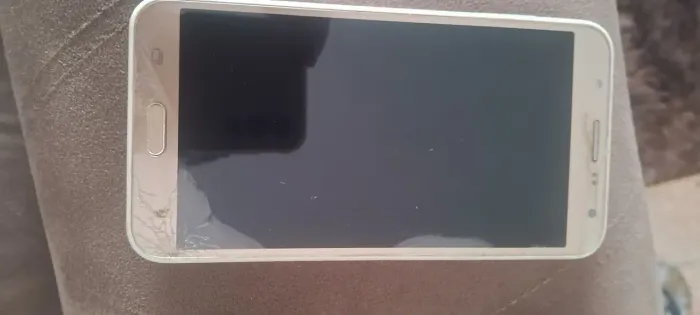 Vende-Se um aparelho de celular sansung galaxy A7 usado