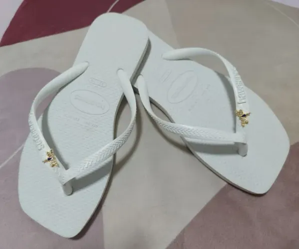 Havaiana branca pontuação 34 personalizada com pingente