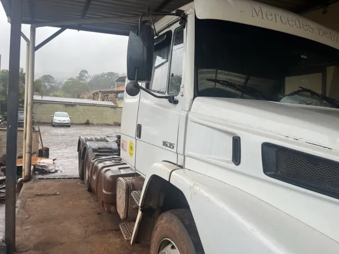 1635 2013/4 truk trabalhando