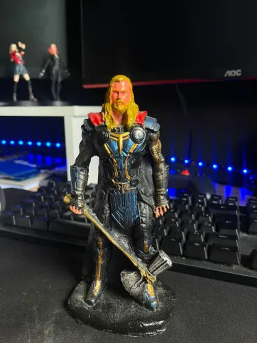 Estátuas de personagens Capitão América, Thor, etc