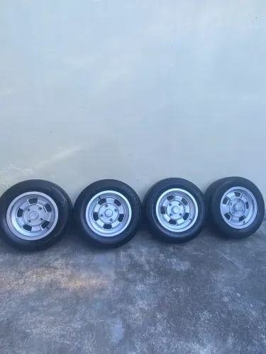 Vendo rodas aro 14 para Fusca TL Variant Zé do caixão 1200,00.