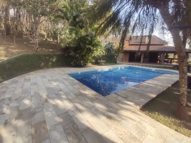Belíssima Casa com Piscina em Araçariguama 4 quartos, 2 suítes, closet, lareira - Sítio do