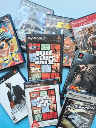 Estoque com diversos jogos mídia física de PS2