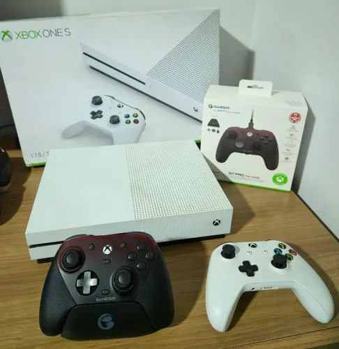 Xbox One S 1TB + Controle Gamesir G7 PRO