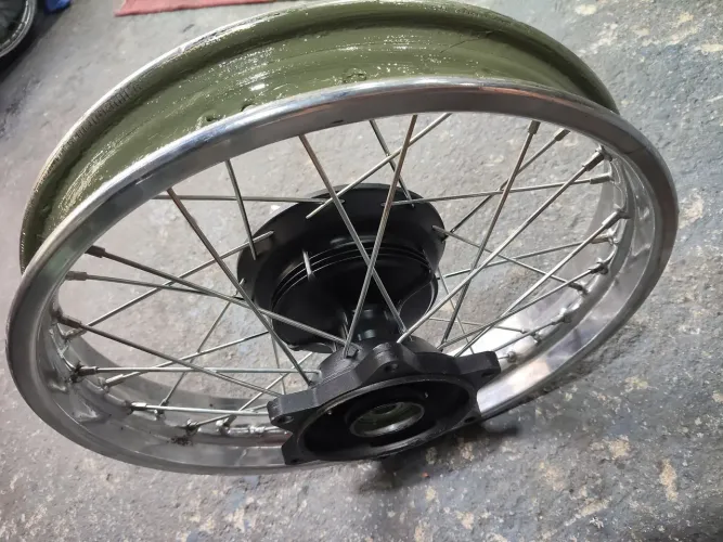 Roda traseira Bros com raios novos e sem nenhum empeno