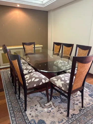 Vende-se mesa com tampa de vidro bisotê e 8 cadeiras